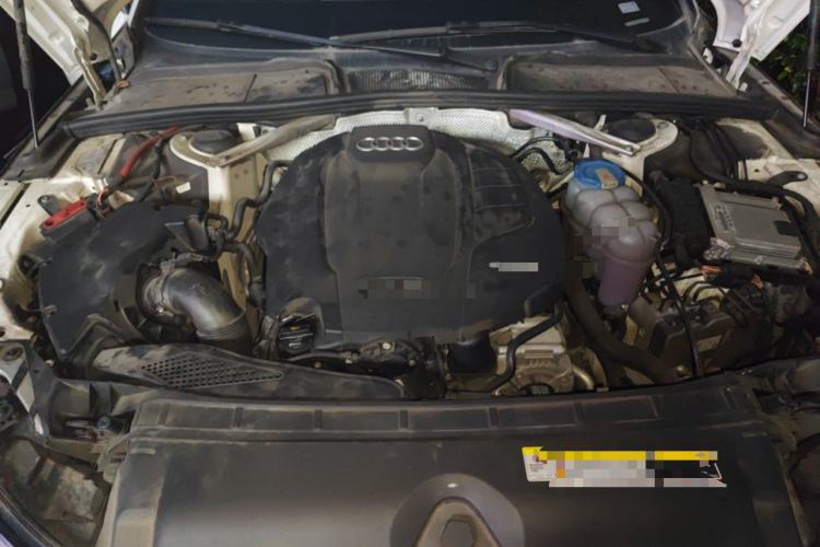 Used Audi A4L 2019 40 TFSI Fashion Edition China VI Emission Standard Engine Bay