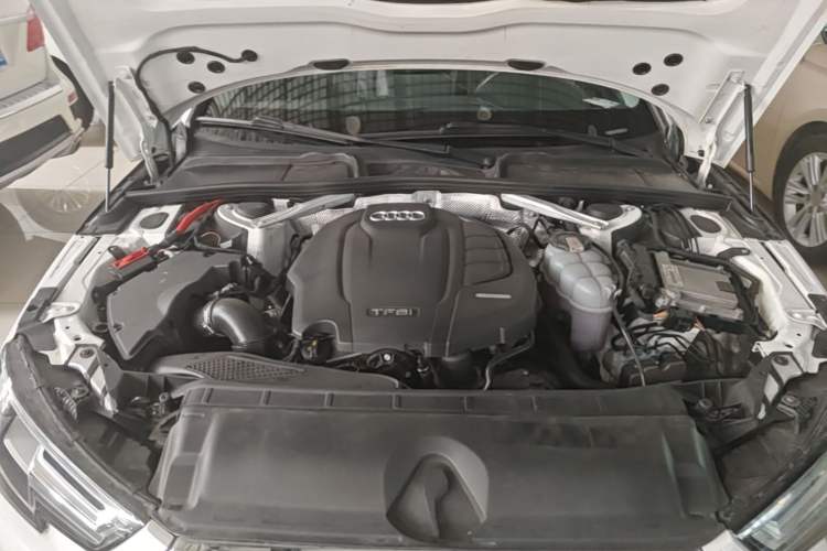 Used Audi A4L 2019 40 TFSI Fashion Edition China VI Emission Standard Engine Bay