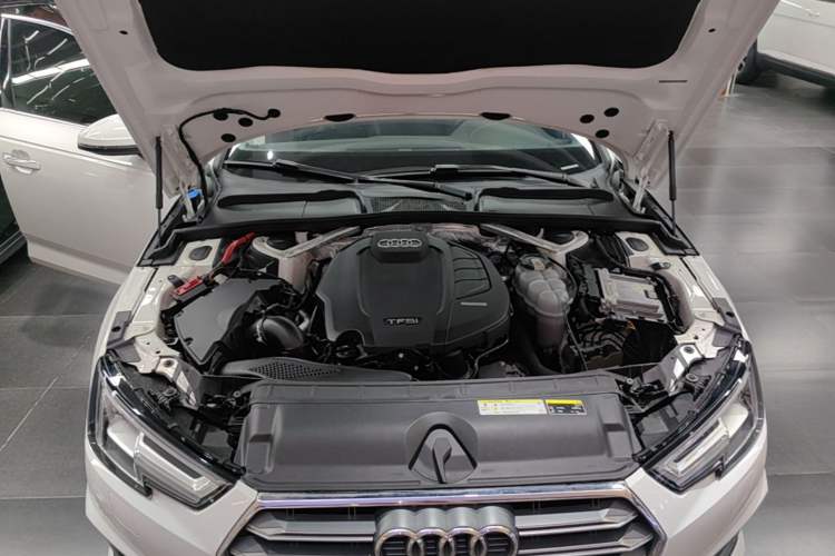 Used Audi A4L 2019 40 TFSI Fashion Edition China VI Emission Standard Engine Bay