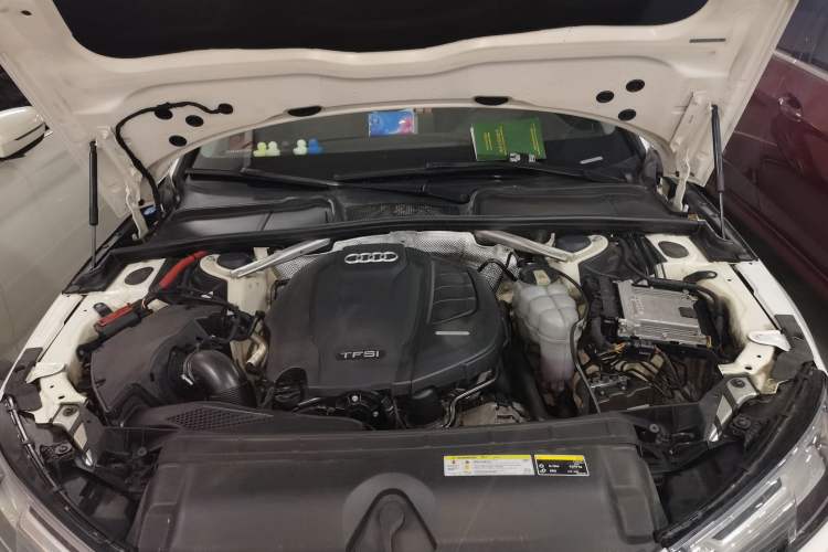 Used Audi A4L 2019 40 TFSI Fashion Edition China VI Emission Standard Engine Bay