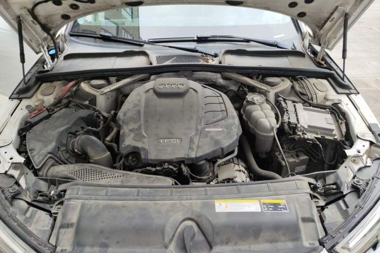 Used Audi A4L 2019 40 TFSI Fashion Edition China VI Emission Standard Engine Bay