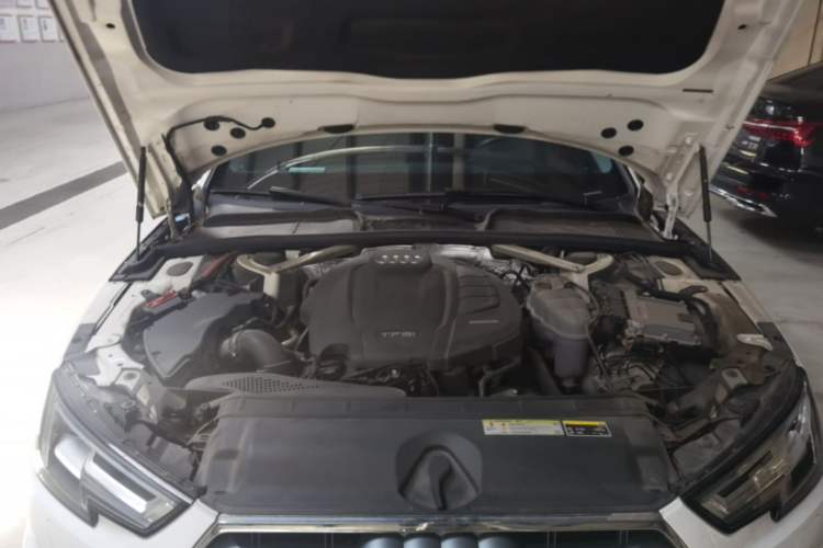 Used Audi A4L 2019 40 TFSI Fashion Edition China VI Emission Standard Engine Bay