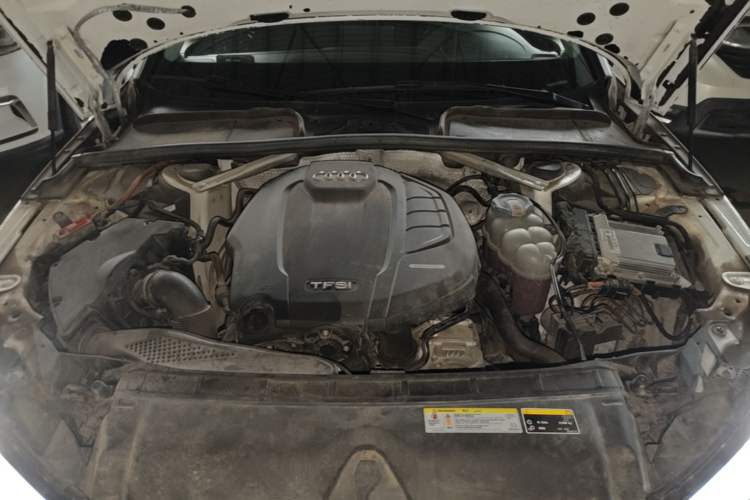 Used Audi A4L 2019 40 TFSI Fashion Edition China VI Emission Standard Engine Bay