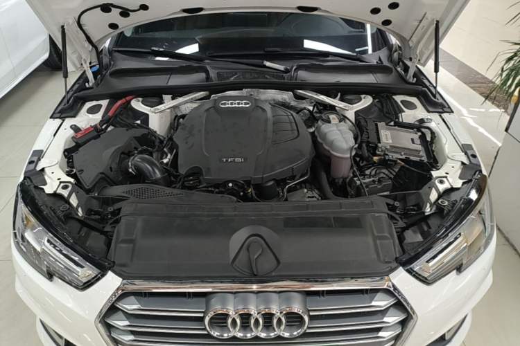 Used Audi A4L 2019 40 TFSI Fashion Edition China VI Emission Standard Engine Bay