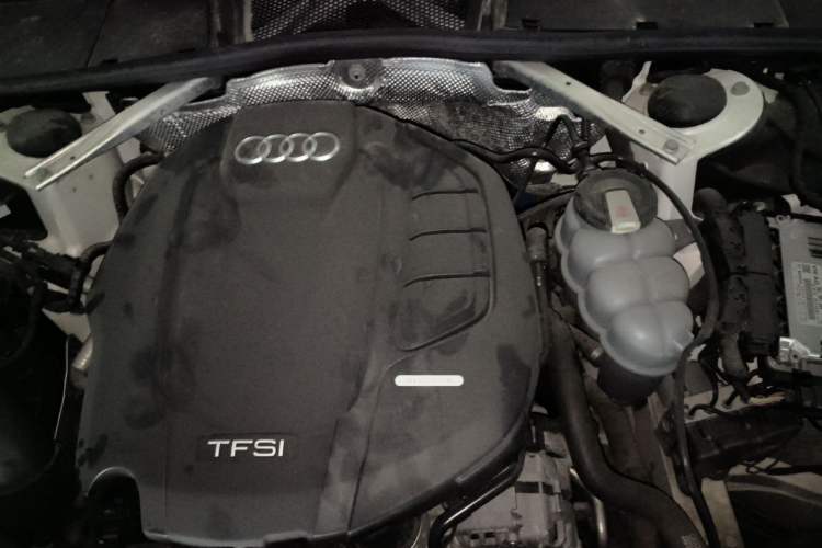 Used Audi A4L 2019 40 TFSI Fashion Edition China VI Emission Standard Engine Bay
