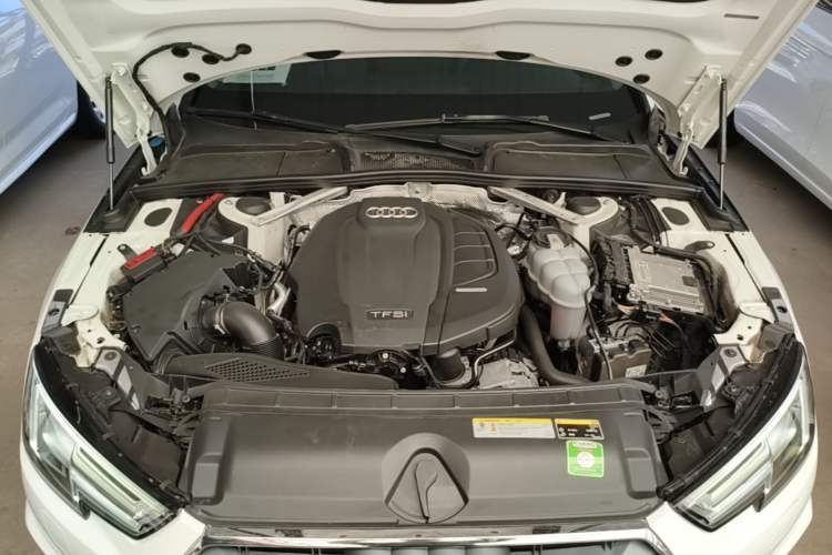 Used Audi A4L 2019 40 TFSI Fashion Edition China VI Emission Standard Engine Bay