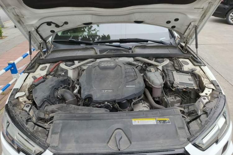 Used Audi A4L 2019 40 TFSI Fashion Edition China VI Emission Standard Engine Bay