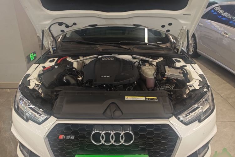 Used Audi A4L 2019 40 TFSI Fashion Edition China VI Emission Standard Engine Bay