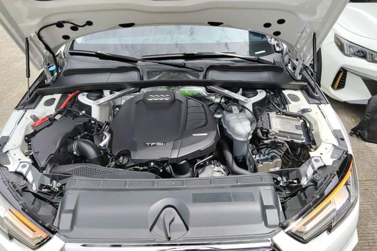 Used Audi A4L 2019 40 TFSI Ambition China VI Engine Bay