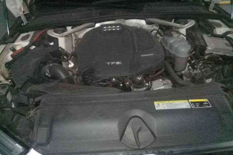 Used Audi A4L 2019 40 TFSI Fashion Edition China VI Emission Standard Engine Bay