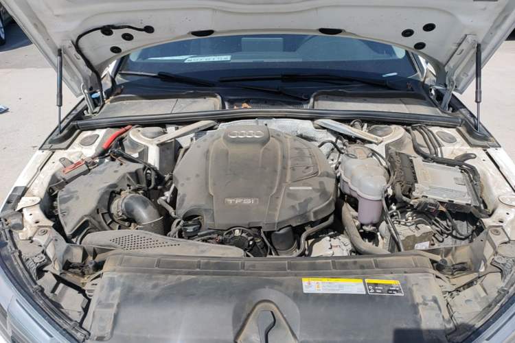 Used Audi A4L 2019 40 TFSI Fashion Edition China VI Emission Standard Engine Bay