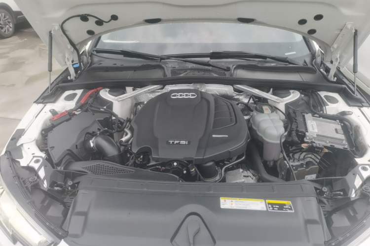 Used Audi A4L 2019 40 TFSI Ambition China VI Engine Bay