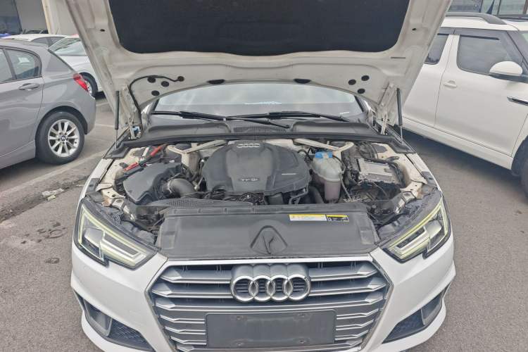 Used Audi A4L 2019 40 TFSI Fashion Edition China VI Emission Standard Engine Bay