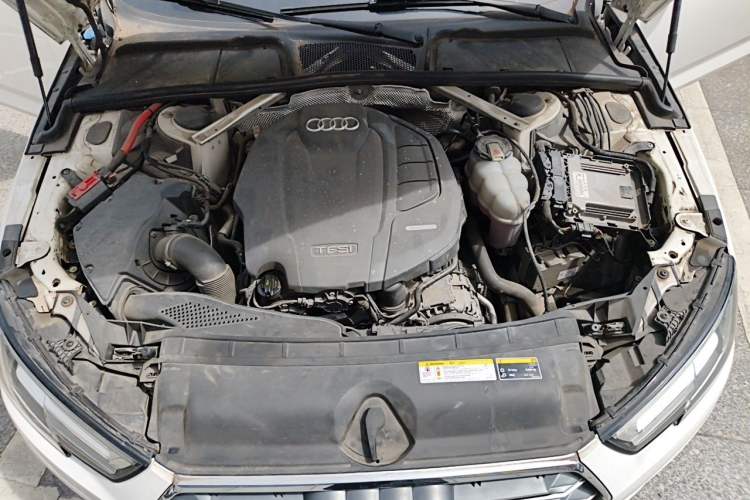 Used Audi A4L 2019 40 TFSI Fashion Edition China VI Emission Standard Engine Bay