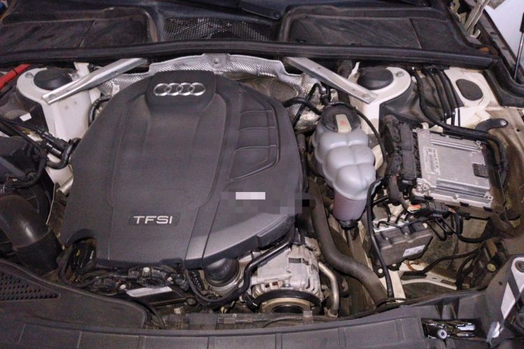 Used Audi A4L 2019 40 TFSI Fashion Edition China VI Emission Standard Engine Bay