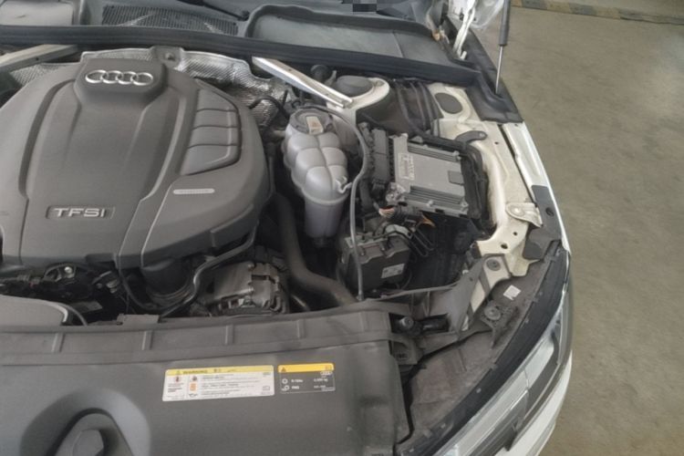 Used Audi A4L 2019 40 TFSI Fashion Edition China VI Emission Standard Engine Bay Left
