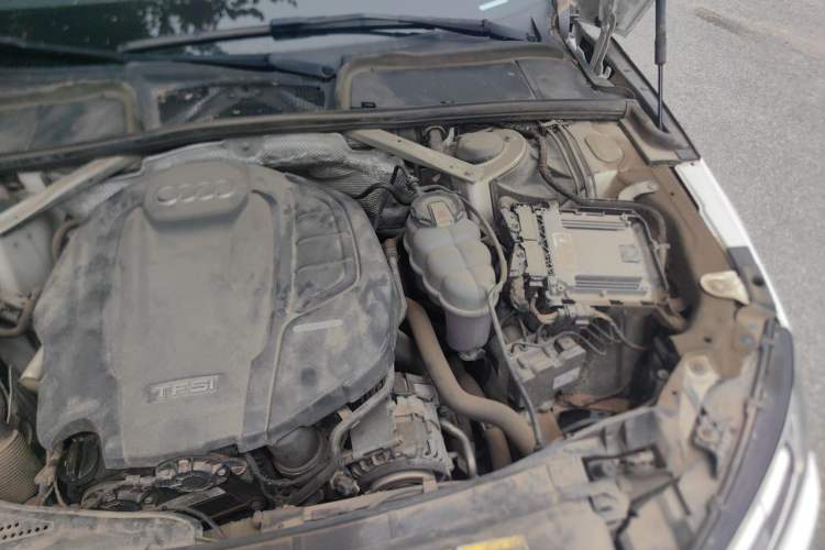 Used Audi A4L 2019 40 TFSI Fashion Edition China VI Emission Standard Engine Bay Left