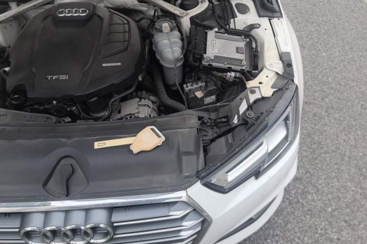 Used Audi A4L 2019 40 TFSI Fashion Edition China VI Emission Standard Engine Bay Left