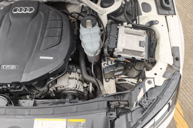 Used Audi A4L 2019 40 TFSI Fashion Edition China VI Emission Standard Engine Bay Left