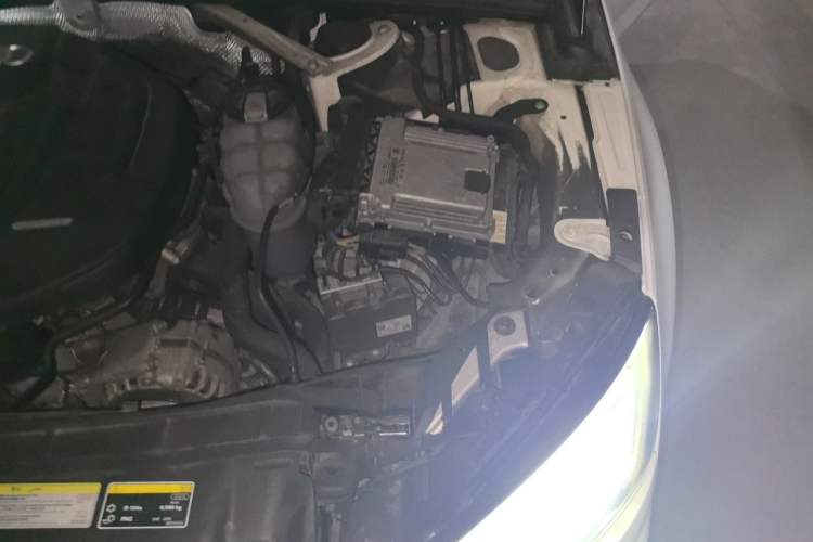 Used Audi A4L 2019 40 TFSI Fashion Edition China VI Emission Standard Engine Bay Left