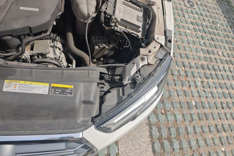 Used Audi A4L 2019 40 TFSI Fashion Edition China VI Emission Standard Engine Bay Left