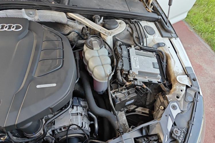 Used Audi A4L 2019 40 TFSI Ambition China VI Engine Bay Left