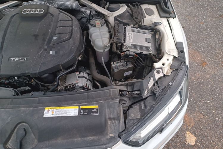 Used Audi A4L 2019 40 TFSI Fashion Edition China VI Emission Standard Engine Bay Left