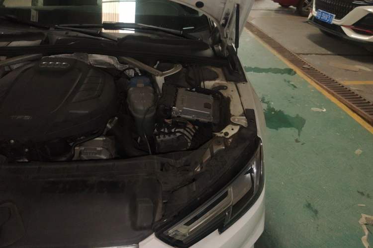 Used Audi A4L 2019 40 TFSI Fashion Version China V Engine Bay Left