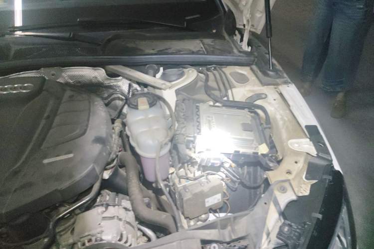 Used Audi A4L 2019 40 TFSI Ambition China VI Engine Bay Left
