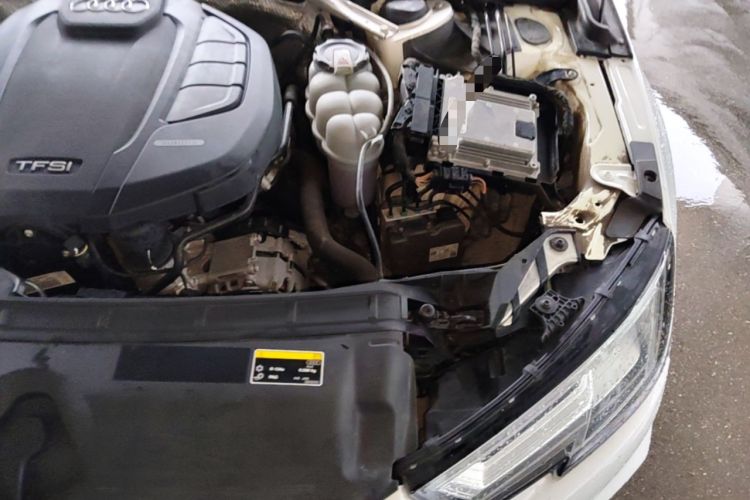 Used Audi A4L 2019 40 TFSI Fashion Edition China VI Emission Standard Engine Bay Left