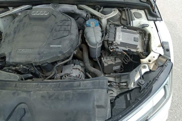 Used Audi A4L 2019 40 TFSI Fashion Edition China VI Emission Standard Engine Bay Left