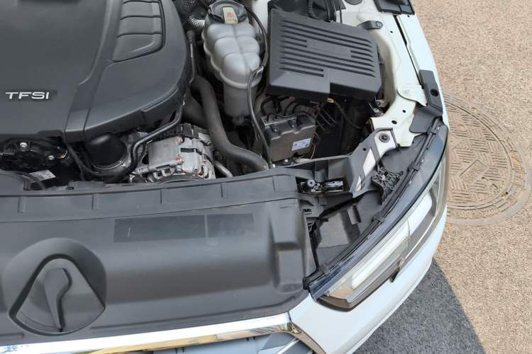 Used Audi A4L 2019 40 TFSI Fashion Edition China VI Emission Standard Engine Bay Left