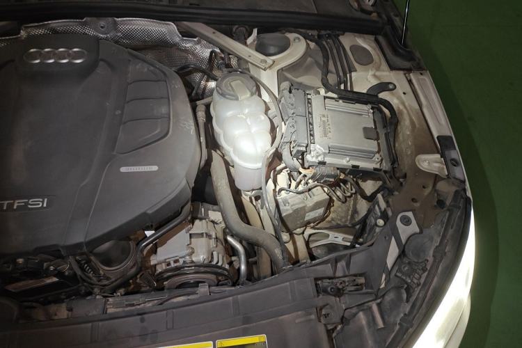Used Audi A4L 2019 40 TFSI Fashion Edition China VI Emission Standard Engine Bay Left