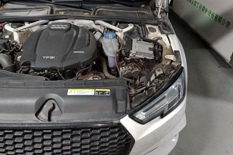 Used Audi A4L 2019 40 TFSI Fashion Edition China VI Emission Standard Engine Bay Left