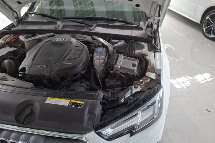 Used Audi A4L 2019 40 TFSI Fashion Edition China VI Emission Standard Engine Bay Left