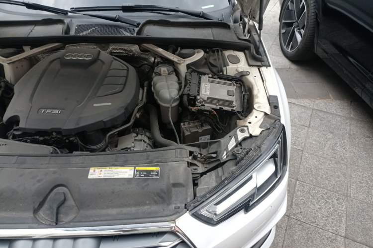 Used Audi A4L 2019 40 TFSI Fashion Edition China VI Emission Standard Engine Bay Left