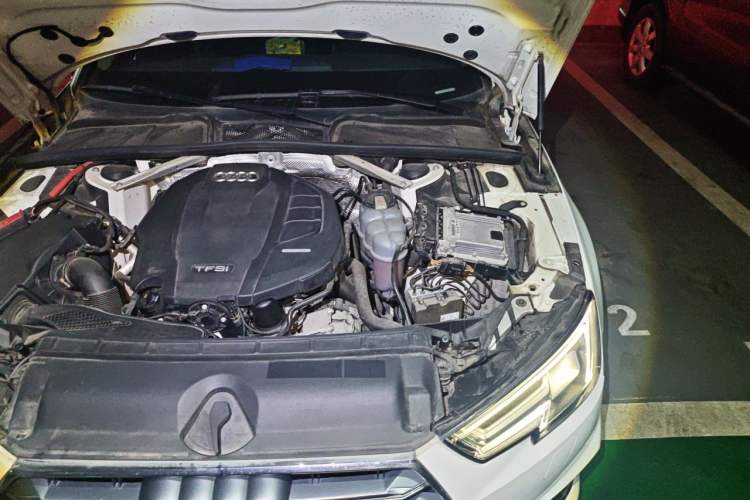 Used Audi A4L 2019 40 TFSI Fashion Edition China VI Emission Standard Engine Bay Left
