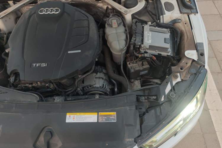 Used Audi A4L 2019 40 TFSI Fashion Edition China VI Emission Standard Engine Bay Left