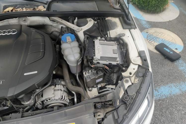 Used Audi A4L 2019 40 TFSI Fashion Edition China VI Emission Standard Engine Bay Left