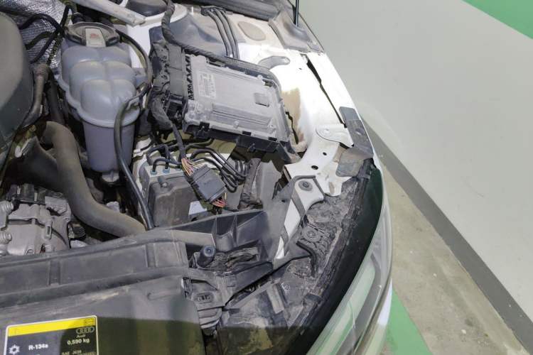 Used Audi A4L 2019 40 TFSI Fashion Edition China VI Emission Standard Engine Bay Left