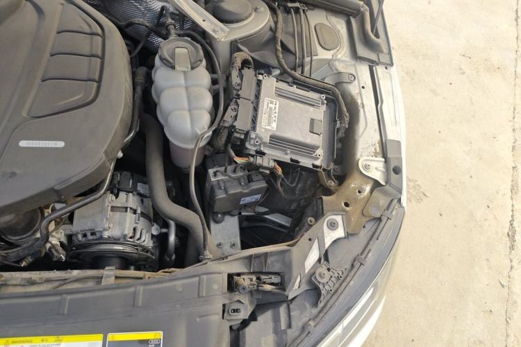 Used Audi A4L 2019 40 TFSI Fashion Edition China VI Emission Standard Engine Bay Left