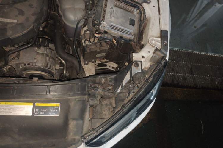Used Audi A4L 2019 40 TFSI Fashion Edition China VI Emission Standard Engine Bay Left