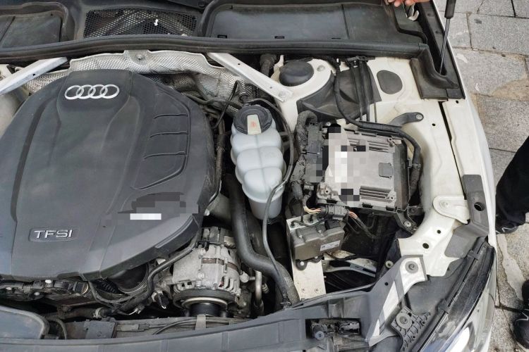 Used Audi A4L 2019 40 TFSI Fashion Edition China VI Emission Standard Engine Bay Left
