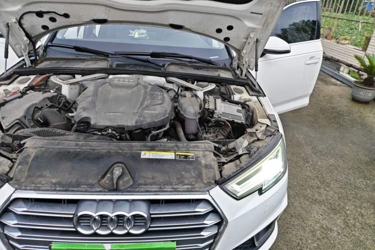 Used Audi A4L 2019 40 TFSI Fashion Edition China VI Emission Standard Engine Bay Left
