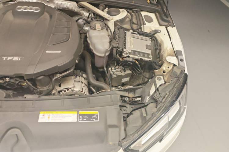 Used Audi A4L 2019 40 TFSI Fashion Edition China VI Emission Standard Engine Bay Left