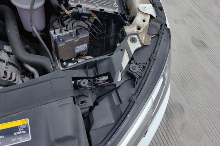 Used Audi A4L 2019 40 TFSI Fashion Edition China VI Emission Standard Engine Bay Left