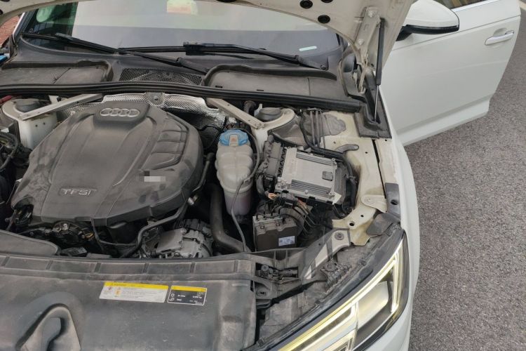 Used Audi A4L 2019 40 TFSI Fashion Edition China VI Emission Standard Engine Bay Left