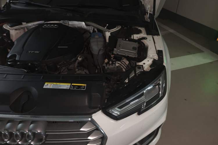 Used Audi A4L 2019 40 TFSI Fashion Edition China VI Emission Standard Engine Bay Left