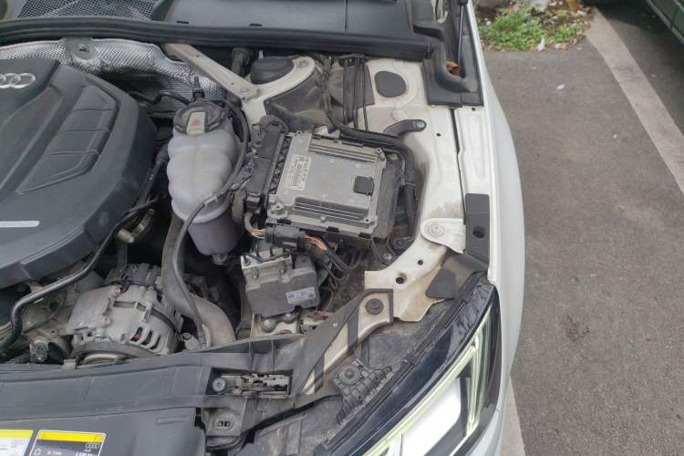 Used Audi A4L 2019 40 TFSI Fashion Edition China VI Emission Standard Engine Bay Left