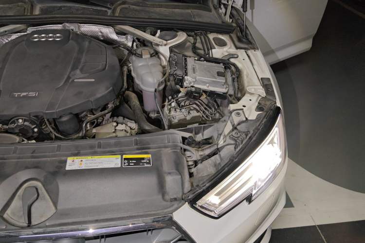 Used Audi A4L 2019 40 TFSI Fashion Edition China VI Emission Standard Engine Bay Left